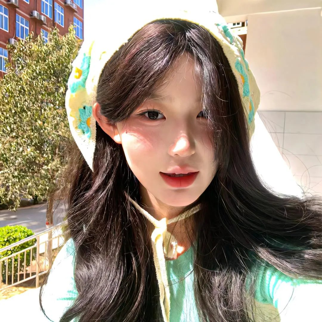 她背后的那双手